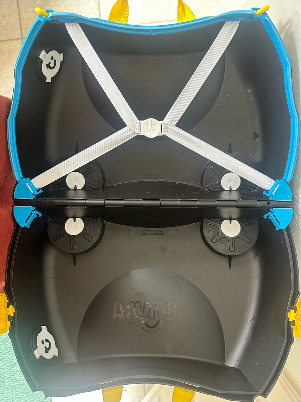 Trunki Kids Ride-On Suitcase - Black with Yellow Handles - Picture 5 of 8